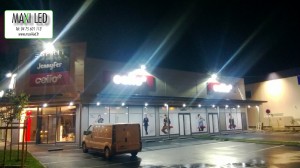 projecteur LED centre commercial façade